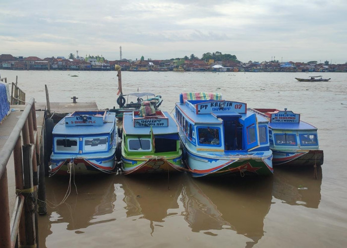 Speedboat Palembang Isi BBM dari SPBU Daratan