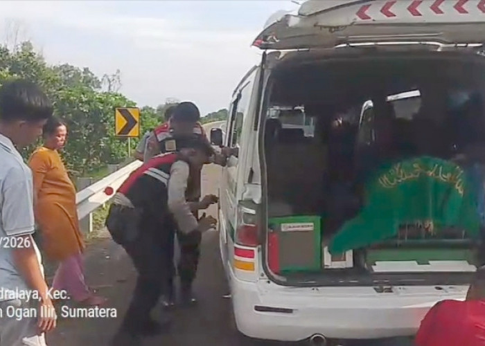 Mobil Pembawa Jenazah Pecah Ban di Tol Palindra, Personel Sat Samapta Polres Ogan Ilir Gercep Berikan Bantuan