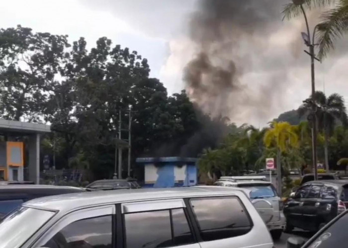 Gardu PLN di Depan Hotel Aryaduta Palembang Meledak dan Terbakar