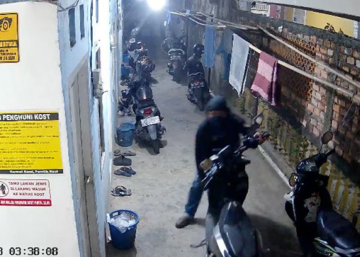 Waspada Modus Curanmor Angkat Ban Depan dan Dorong di Depan Kosan Palembang, Pelaku Terekam CCTV 