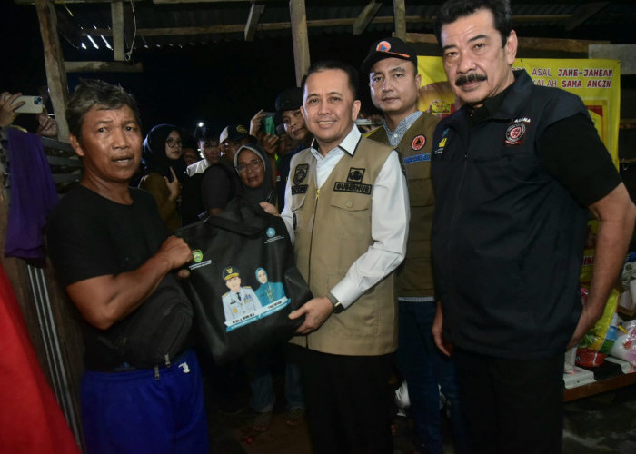 Pj Gubernur Agus Fatoni Tinjau Lokasi dan Berikan Bantuan kepada Korban Kebakaran