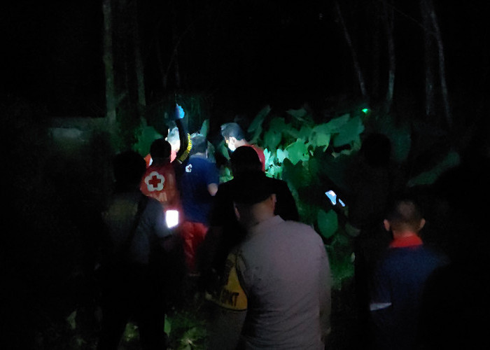 Pria Paruh Baya Ditemukan Membusuk di Pondok Dalam Kebun Karet di Jalan Tanjung Api-Api, Posisi Duduk Sujud
