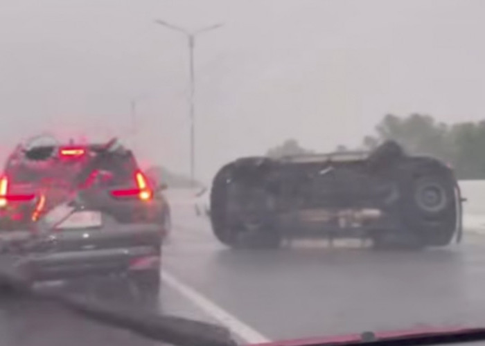 Sebuah Minibus Alami Kecelakaan di Tol Palindra, Diduga Sopir Terganggu Jarak Pandang Akibat Hujan Deras