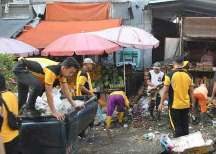 Polres Muara Enim Ramai-ramai Bersihkan Sampah di Pasar Inpres Muara Enim