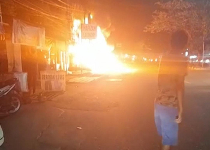 Bengkel Tambal Ban Motor di Jalan Wahid Hasyim Hangus Terbakar 