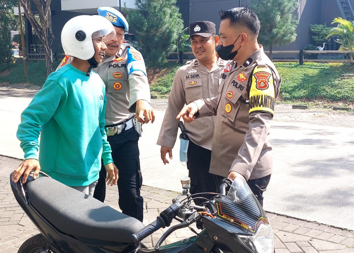 Polisi Tindak Pengendara Motor Knalpot Brong Saat Kapolrestabes Palembang Gelar Jumat Curhat 