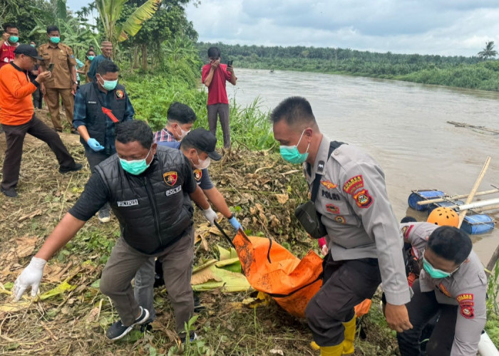 Unit Identifikasi Polres OKI Evakuasi Mayat Mengapung di Sungai Komering Desa Serapek