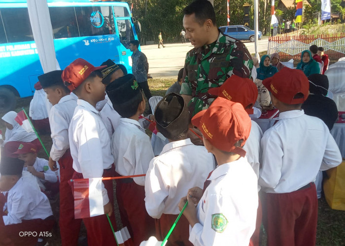 Antusias Pelajar Sekolah Dasar Desa Cukil Pada Acara Pembukaan TMMD Reg Ke 129 Tahun 2026