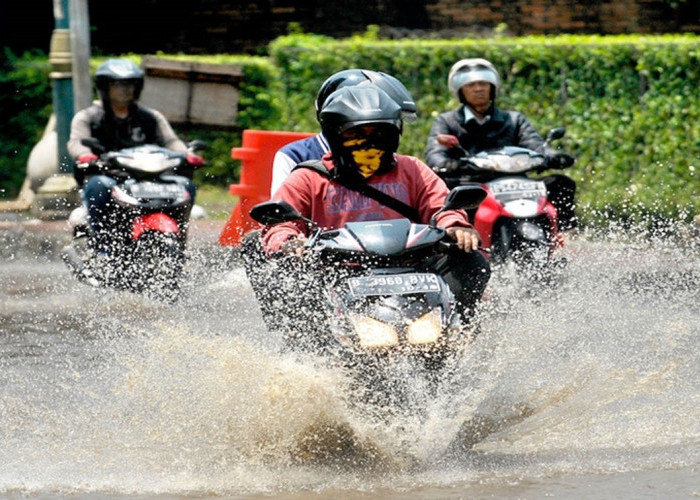 Tips Memilih Ban Motor Saat Musim Hujan, Waspadai Bahaya Melintasi Jalan Tergenang Air 