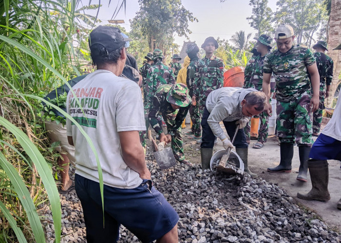 Tak Kenal Panas, Satgas TMMD Reguler ke-129 Kodim 0714/Salatiga Bersama Warga Kebut Pengecoran Jalan di Dusun 