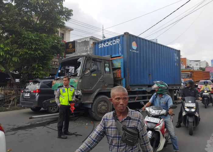 Bikin Macet Panjang, Truk Kontainer di Palembang Seret Tiang Listrik dan Tabrak Truk Box