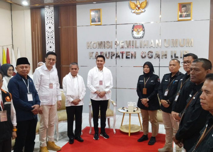 Gunakan Kostum Serba Putih-Hitam, Panca-Ardani Mantap Daftar ke KPU Ogan Ilir