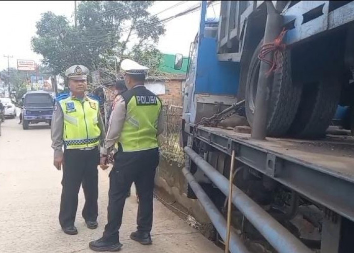 Tabrak Bak Truk Tronton yang Sedang Parkir di Bahu Jalan, Sopir Warga Talang Kelapa Palembang Ini Tewas 