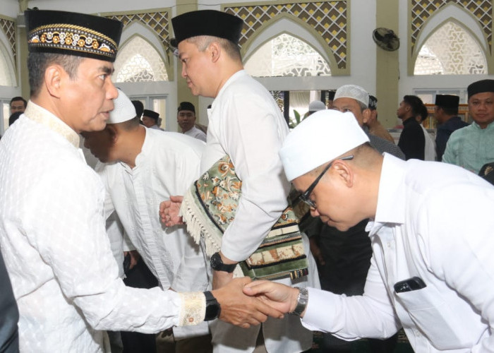 Kapolda Sumsel dan Jajaran Laksanakan Salat Idul Adha Bersama Ratusan Warga di Komplek Pakri
