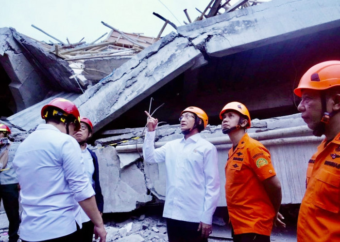 Menteri Agama Tinjau Pesantren Al-Khoziny Sidoarjo dan Berikan Bantuan Uang Tunai Rp 610 Juta