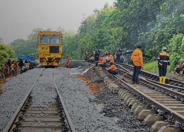Alamak…Rel Kereta Api Amblas, Ratusan Penumpang Arus Balik Lebaran ke Lampung Tarik Tiket, Beralih Naik Travel