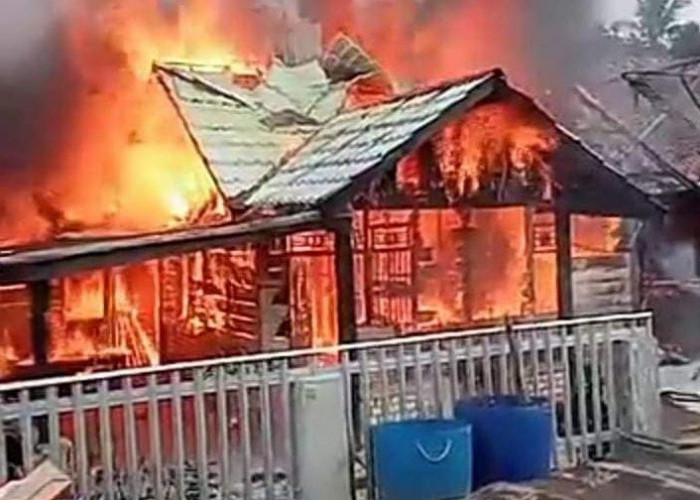 Api Hanguskan Rumah Milik Warga Sungai Keruh Muba, Persis di Samping Rumah Kades