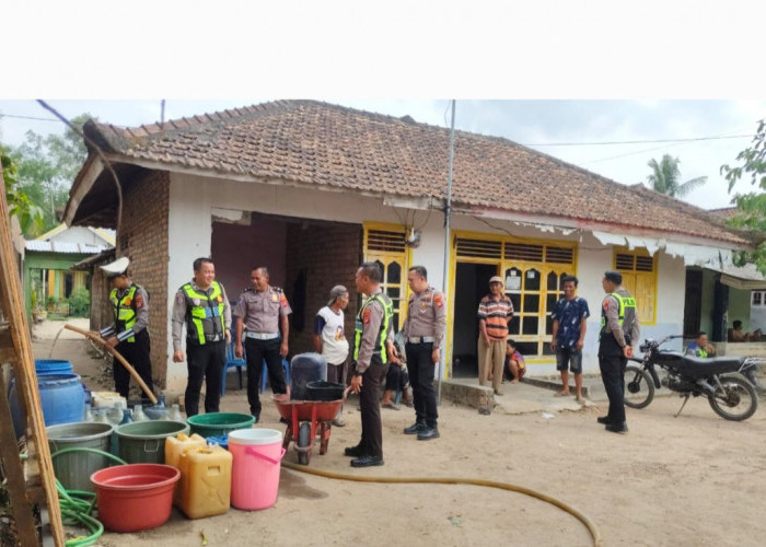 Lantas Berbagi, Polres OKI Salurkan 10.000 Liter Air Bersih untuk Warga Lubuk Seberuk