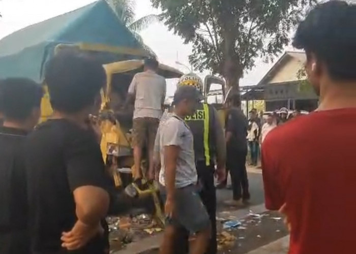 Truk Diesel Tabrakan dengan Bus Damri di Jalintim dekat Polres OKI, Bagian Depan Truk Ringsek