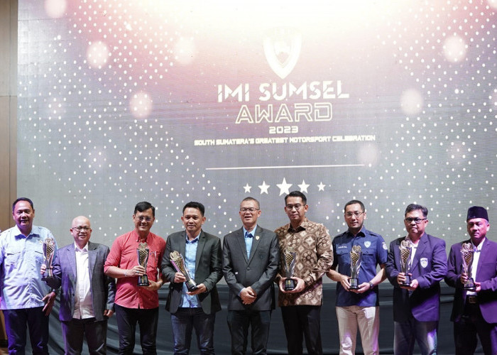 IMI Awards, Pj Bupati Muba Apriyadi Terima Penghargaan Tokoh Otomotif Sumsel