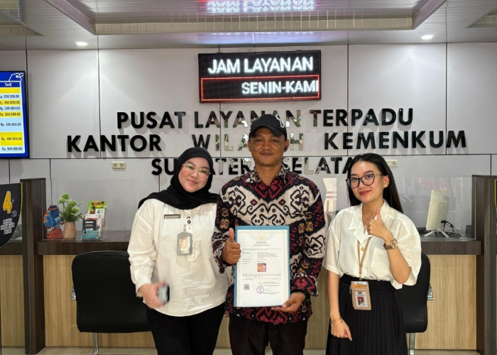 Kanwil Kemenkum Sumsel Serahkan Sertifikat Merek Popblak kepada Pelaku UMKM