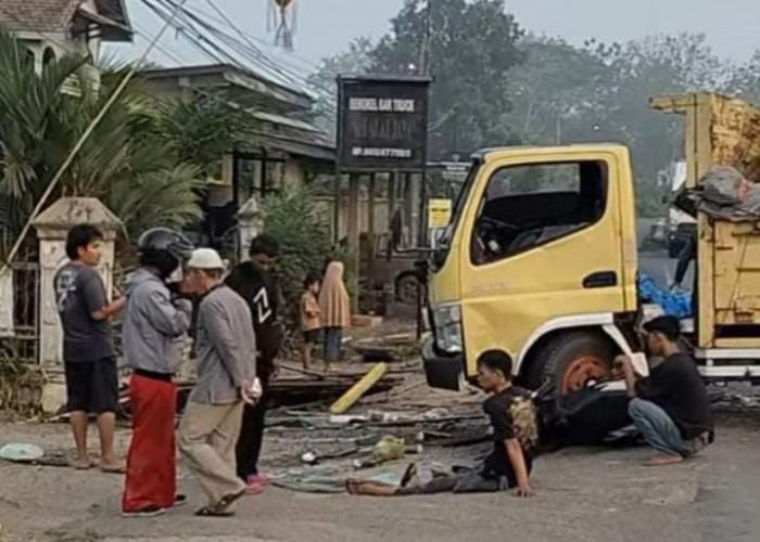 Sopir Mengantuk, Truk Tabrak Truk di Jalintim Palembang-Betung