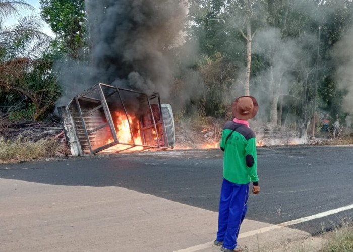 Angkut Minyak Ilegal, Mobil Terguling dan Terbakar di Keluang Muba, Sambar 2 Rumah   