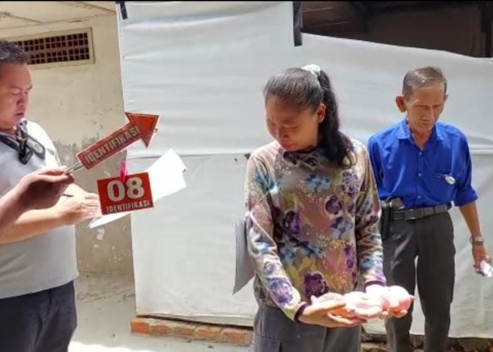 Polisi Rekontruksi Kasus Pembuangan Bayi Perempuan di Selokan Rumah Warga Tegal Binangun Palembang