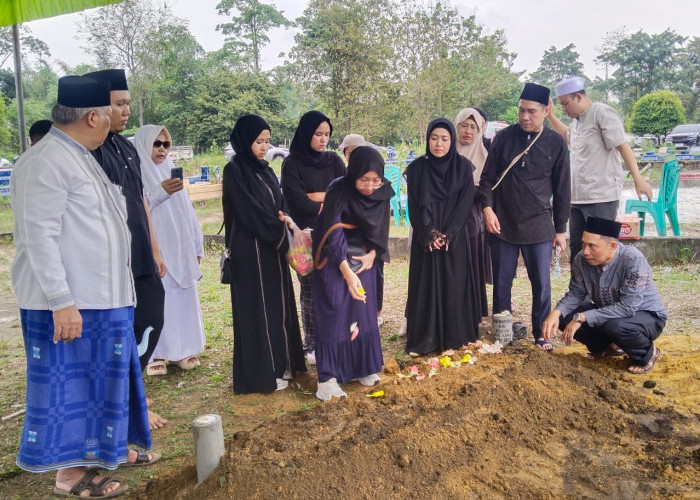 Hujan Gerimis Iringi Pemakaman KH Mal'an Abdullah di Desa Meranjat Ilir Ogan Ilir