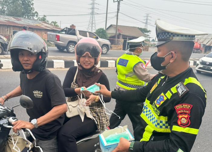 Satlantas Polres Ogan Ilir Bagikan Masker ke Pengendara di Dekat Lokasi Karhutla, Cegah Dampak Kabut Asap