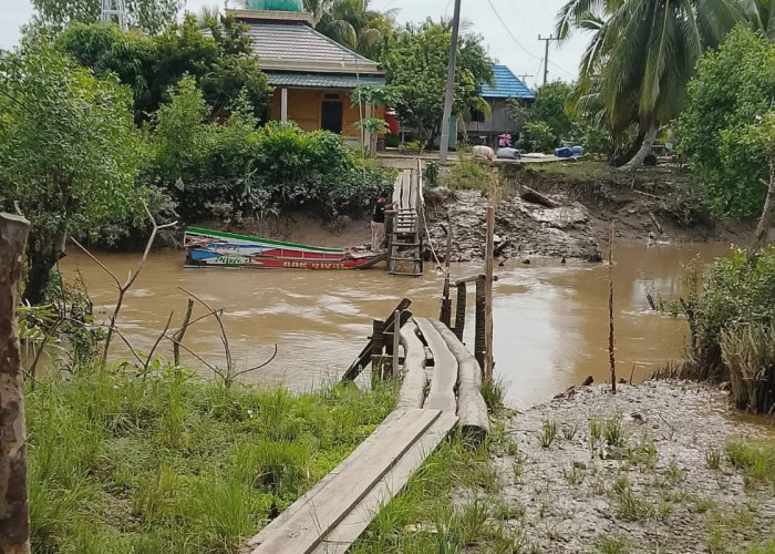 Jembatan Satu-satunya di Karang Anyar Banyuasin Ambruk, Warga Terpaksa Beraktivitas Pakai Perahu