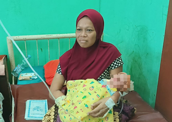 Wanita di Palembang Melahirkan di Teras Mushola, Bingung tak Ada Biaya Berobat ke Rumah Sakit