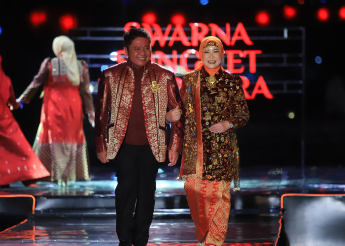 Elegansi Herman Deru–Feby Deru Curi Perhatian di Panggung Swarna Songket Nusantara