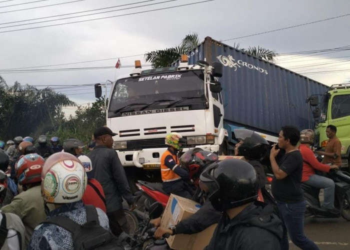 Truk Trailer Melintang di Jalan TAA, Kendaraan dari Palembang Padat Merayap hingga Malam Hari 