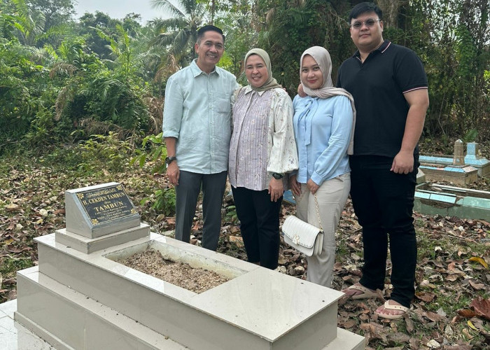 Jelang Pendaftaran Pilwako Palembang, Ratu Dewa Ziarah ke Makam Keluarga Besar