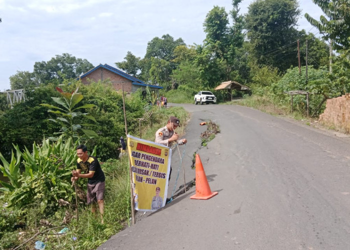 Jalan Penghubung di Ogan Ilir Longsor, Polsek Muara Kuang Pasang Spanduk Peringatan & Imbauan