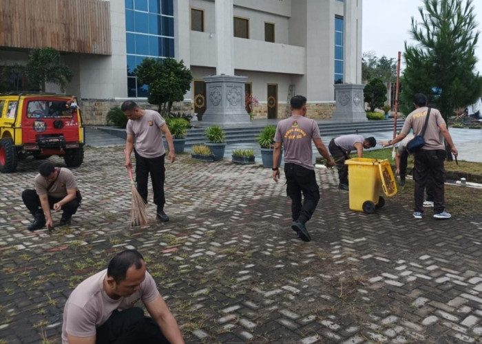 Polri dan Warga Bersinergi Bersihkan Lingkungan Lewat Program BELIDA di Prabumulih