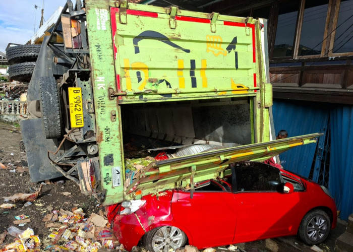 Truk Fuso Tabrak Rumah dan Timpa Mobil di Jalintim Desa Serinanti OKI