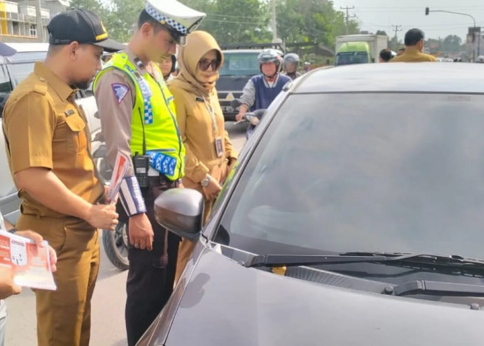 Tim Gabungan Samsat Ogan Ilir 1 Periksa Tanda Lunas Pajak Kendaraan yang Melintas di Tugu Pancasila 
