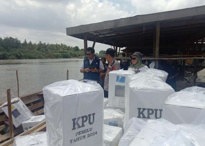 KPU OKI Distribusikan Logistik Pemilu 2024 ke Desa Perairan di Kecamatan Sungai Menang Pakai Kapal Kelotok