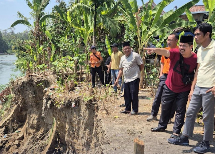 Longsor di Desa Ulak Bandung Parah, Dinas PUPR-BPBD Turunkan Excavator
