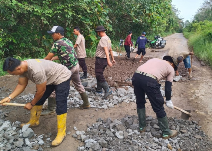 Jalan Poros Batumarta II Berlubang, Polisi dan Warga Turun Tangan Lakukan Perbaikan