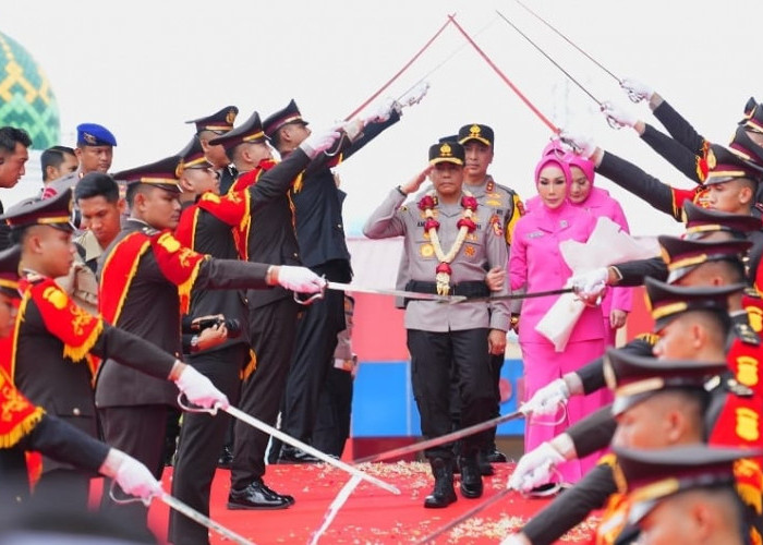 Kapolda Sumsel Lepas Irjen Pol Andi Rian R Djajadi Lewat Tradisi Pedang Pora