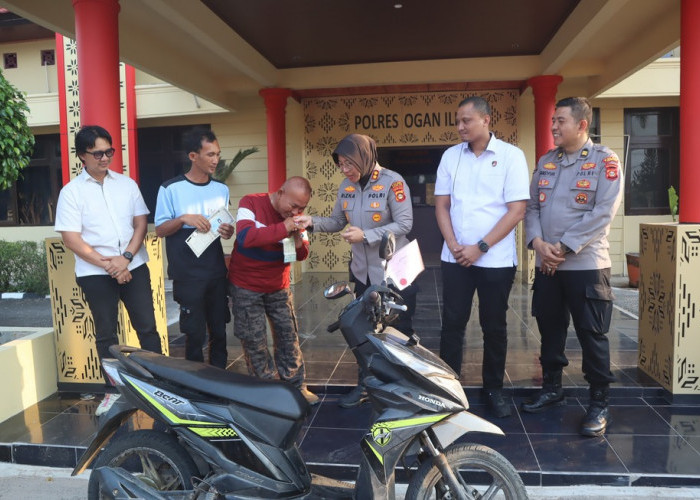 Bentuk Nyata Pelayanan ke Masyarakat, Kapolres Ogan Ilir Serahkan Langsung Sepeda Motor Korban Curanmor