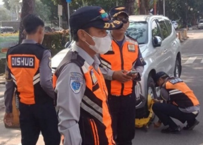 Dishub Palembang 'Ditantang' Warganet, Minta Tindak Kendaraan yang Parkir Sembarangan di Jalan Merdeka