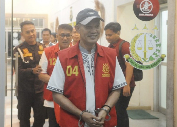 Tersenyum di Balik Borgol, Tersangka Harnojoyo Lempar Senyum Ditanya Soal BPHTB Pasar Cinde Palembang