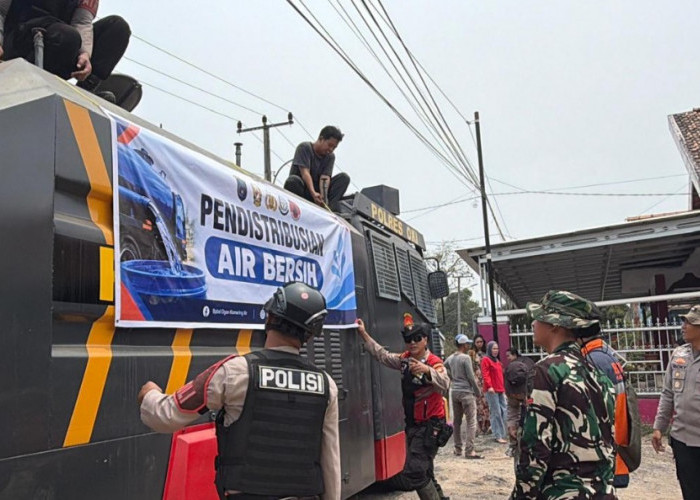 Kemarau Panjang, Polres OKI Bersama TNI dan BPBD Salurkan Air Bersih untuk Warga Jua-Jua dan sidakersa