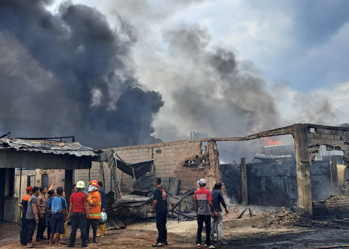 BREAKING NEWS: Gudang Penimbunan BBM Ilegal di Kertapati Terbakar 