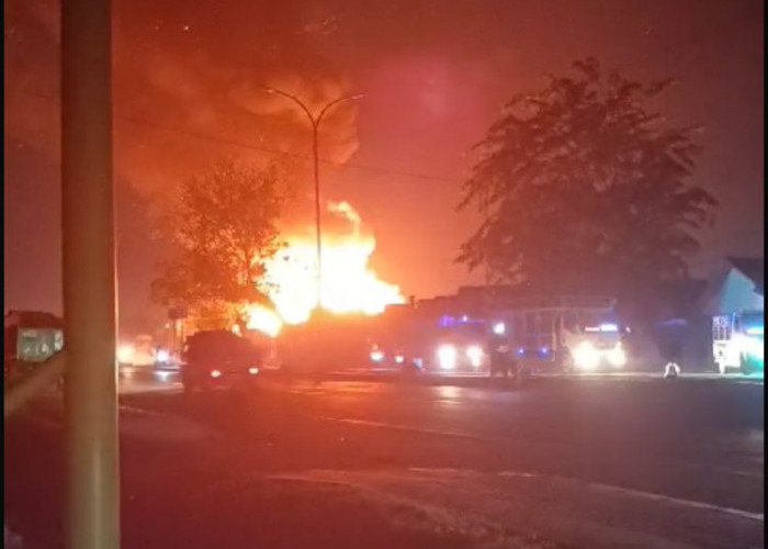 Jelang Dini Hari Permukiman Padat Penduduk di Karya Jaya Kertapati Palembang Terbakar Hebat