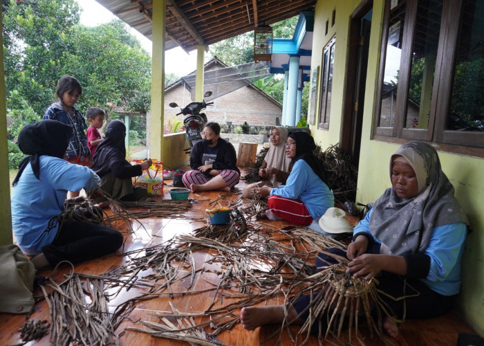 Belajar ke Bengok Craft Semarang, Mitra Binaan Pusri Palembang Sulap Eceng Gondok Jadi Kerajinan Cantik